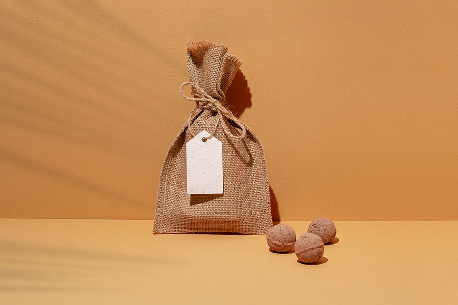 Saatkugeln im Jutesack